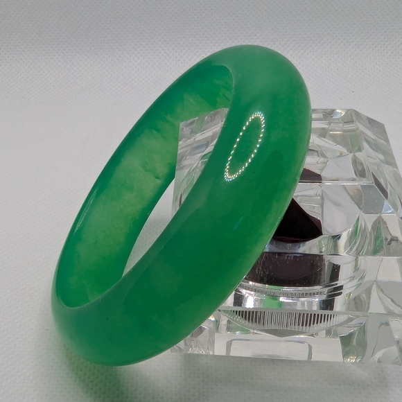 Green Jade Bangle Bracelet - Picture 2 of 7